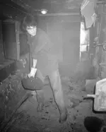 Однажды он рассказал мне, как к нему в кочегарку прибежал человек и начал орать.webp