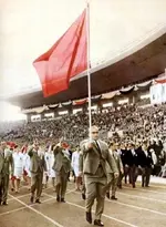 Юрий Власов на открытии олимпиады в Токио.webp