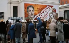 Очередь в кинотеатр на фильм Военно-полевой роман. СССР, Москва, 1984 год.webp