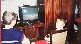 Парни играют в Mortal Kombat 3 на приставке Sega Mega Drive, 2001 год.webp