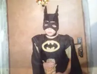 Парень в самодельном костюме Бэтмена, Москва, 31 декабря,1999 года.webp