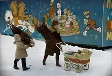 Москвичи возвращаются с елочного базара, декабрь 1969 год.webp