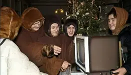 Покупка телевизора в канун Нового года, 1963.webp