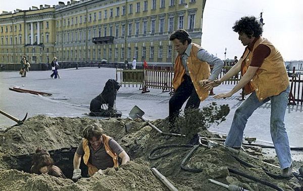 Эти самые гости творили что хотели. Во время съемок в Италии предоставляли гостиницы низкого уровня. Не могли (или не хотели?) организовать работу на необходимом уровне, урезали массовку, отказывались рисовать необходимые вывески